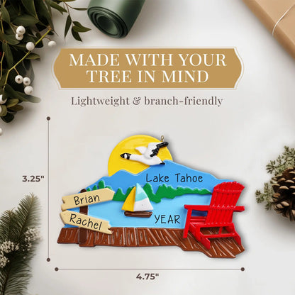 Adorno navideño en el lago