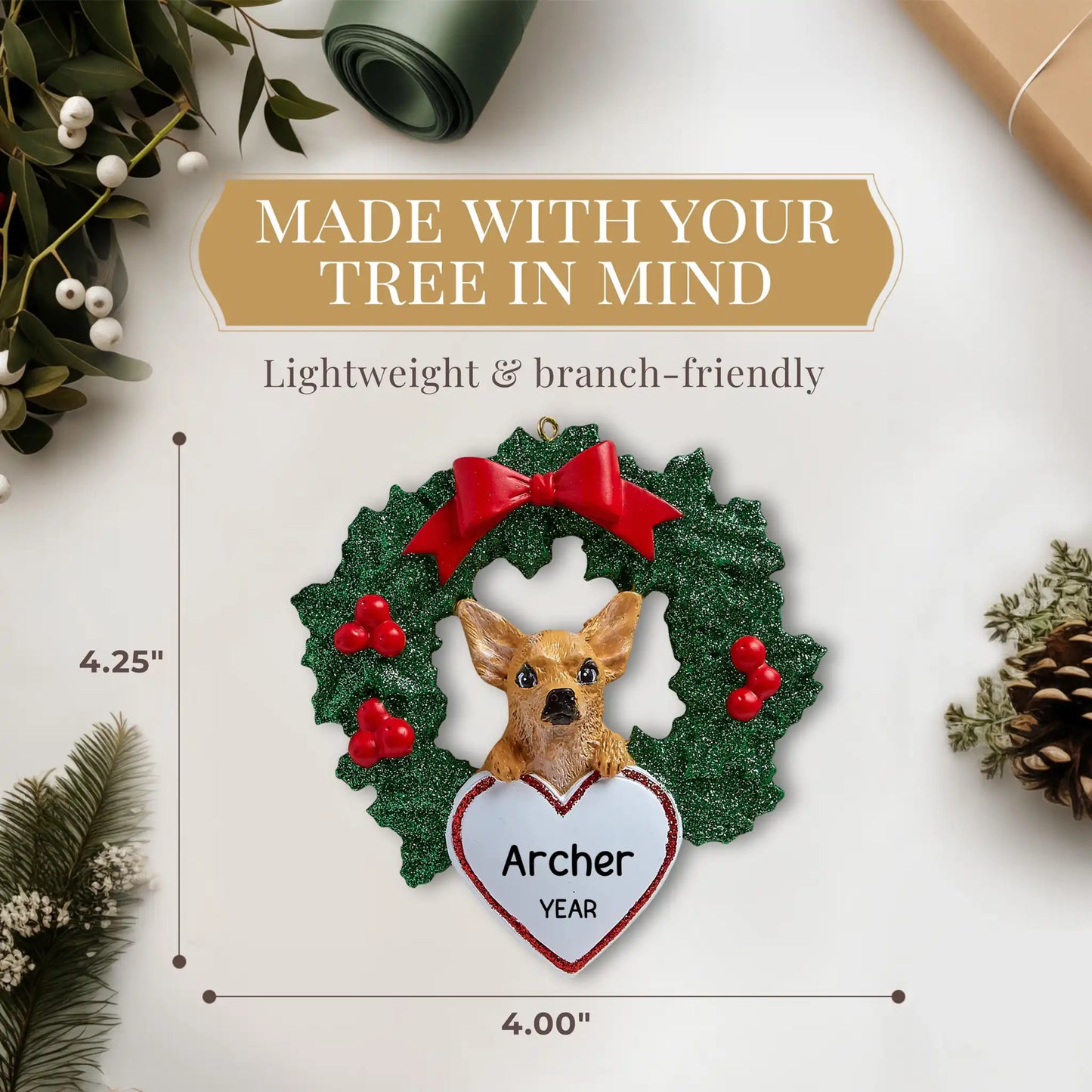 Adorno navideño de chihuahua con corona 