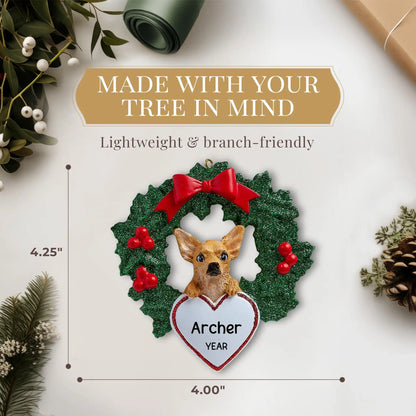 Adorno navideño de chihuahua con corona 