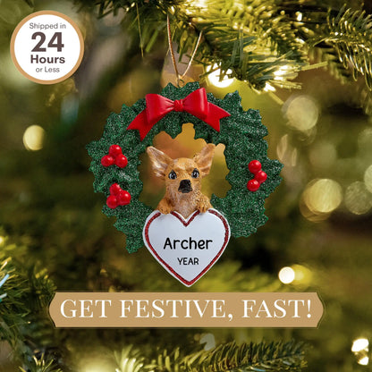 Adorno navideño de chihuahua con corona 