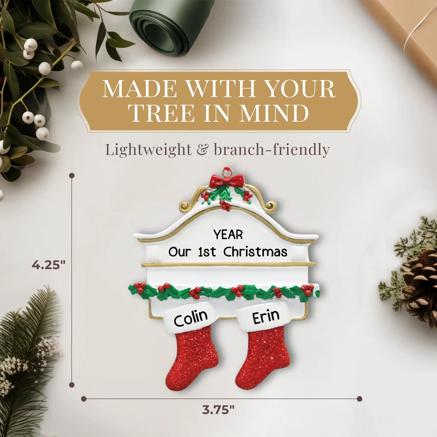 Adorno navideño de pareja con medias rojas 