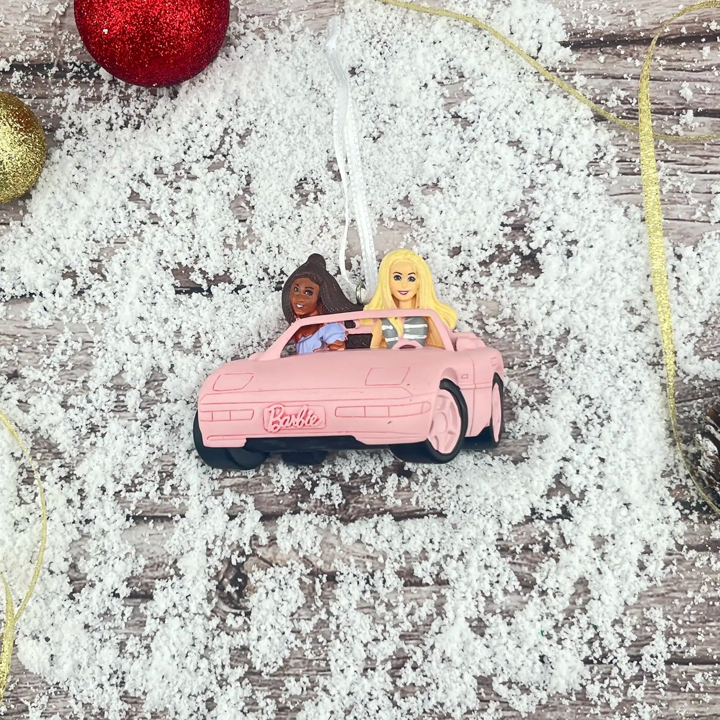 Adorno navideño de Disney con el coche de Barbie