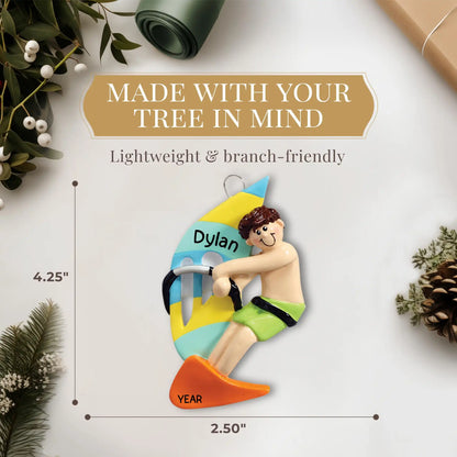 Adorno personalizado de chico practicando windsurf