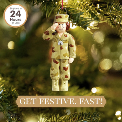 Adorno navideño de niña del ejército