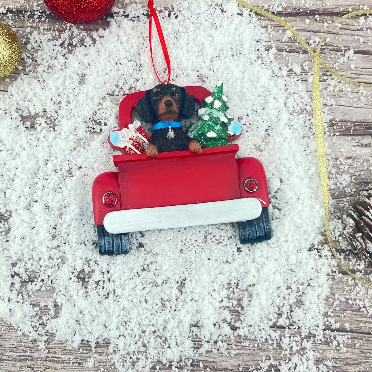 Adorno navideño de perro salchicha negro - Camión vintage