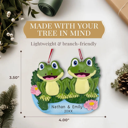 Adorno personalizado de pareja de ranas en el estanque