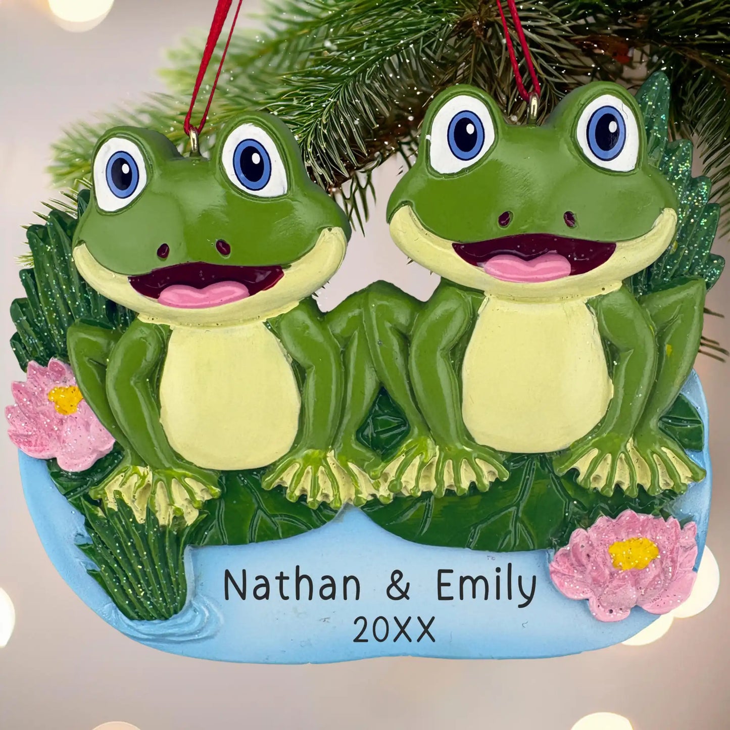 Adorno personalizado de pareja de ranas en el estanque