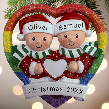 Adorno personalizado de pareja gay del mismo sexo con corazón arcoíris