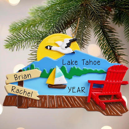 Adorno navideño en el lago