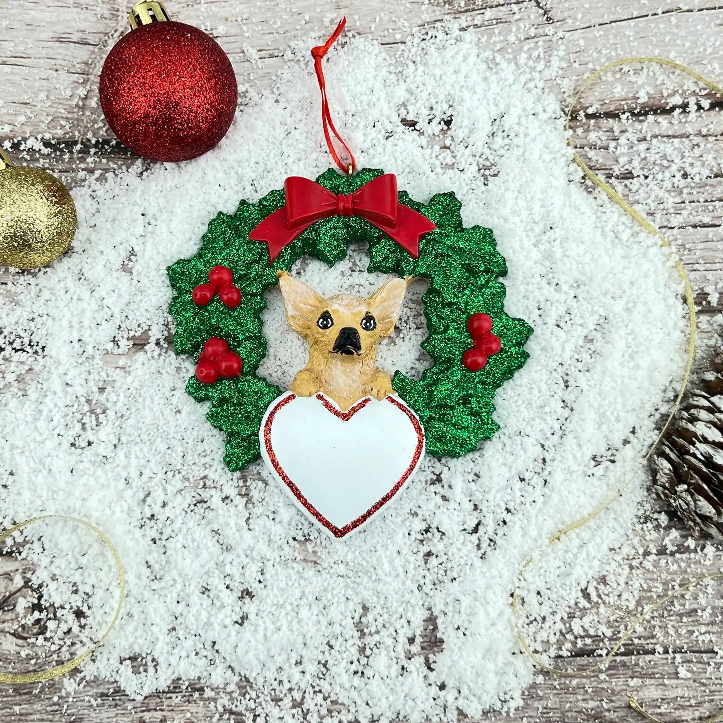 Adorno navideño de chihuahua con corona 