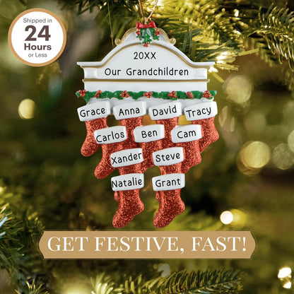 Adorno personalizado de la familia de 11 con medias rojas 