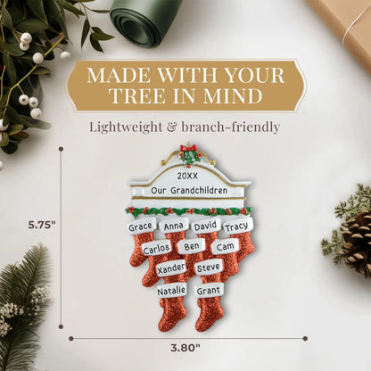 Adorno personalizado de la familia de 11 con medias rojas 