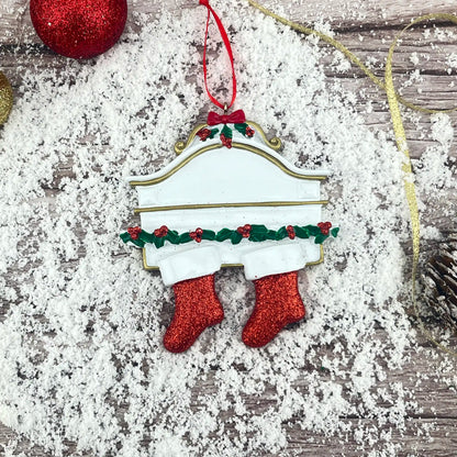Adorno navideño de pareja con medias rojas 
