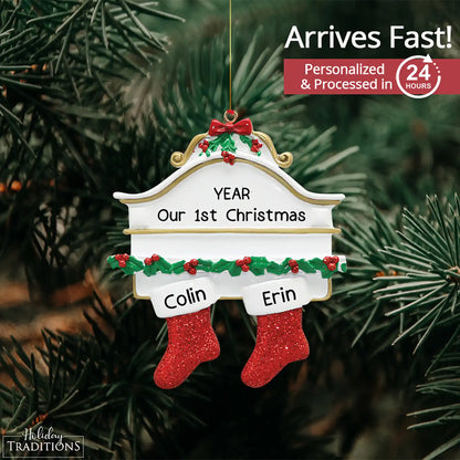 Adorno navideño de pareja con medias rojas 