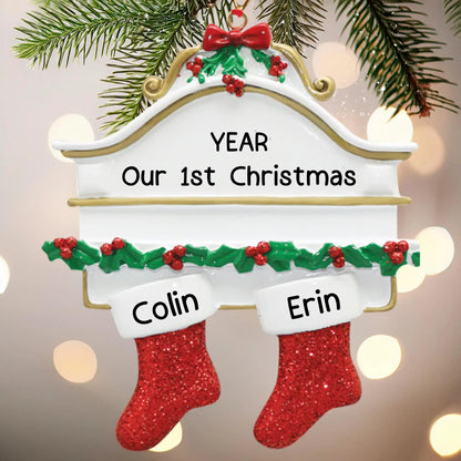 Adorno navideño de pareja con medias rojas 