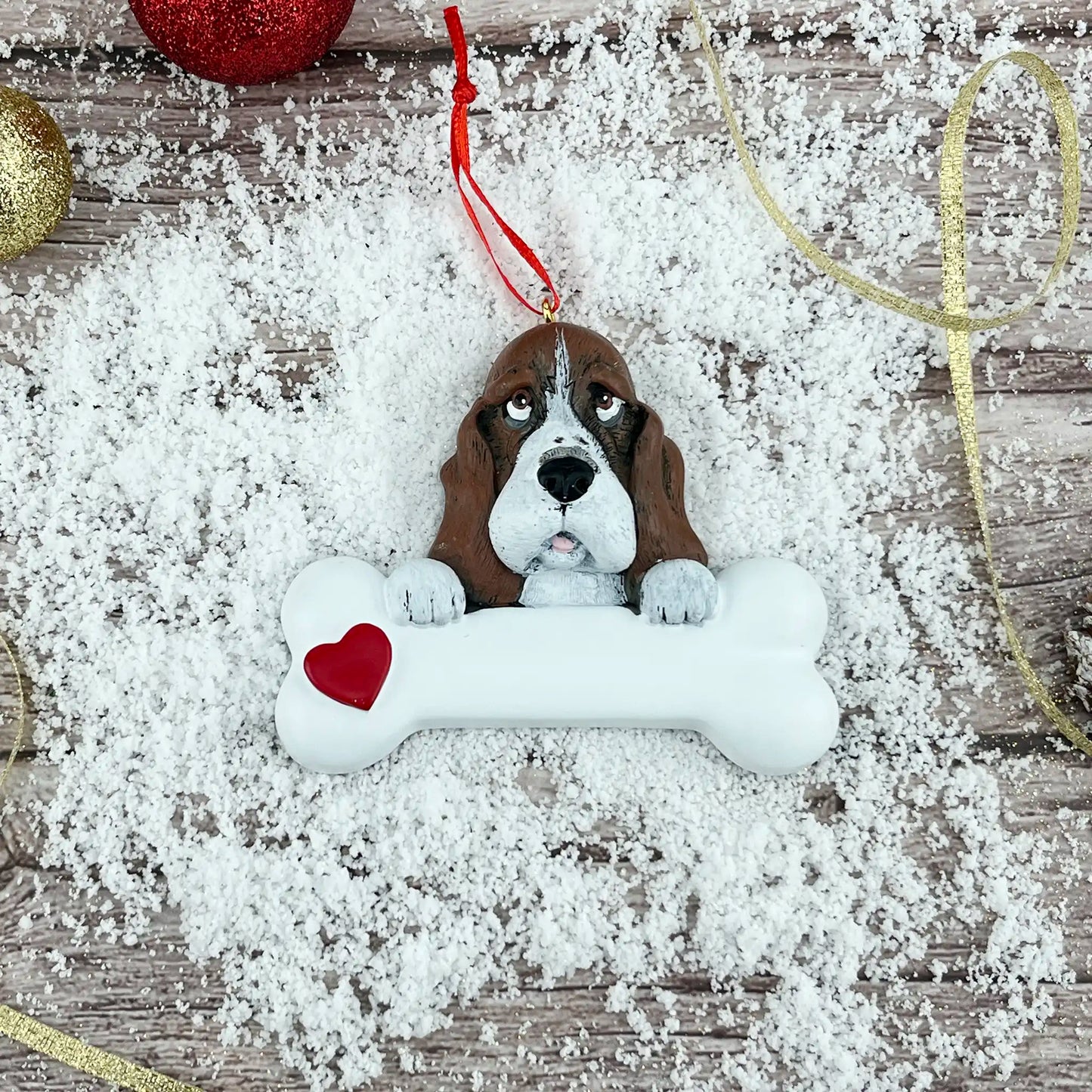 Adorno navideño con forma de hueso de perro Basset Hound 