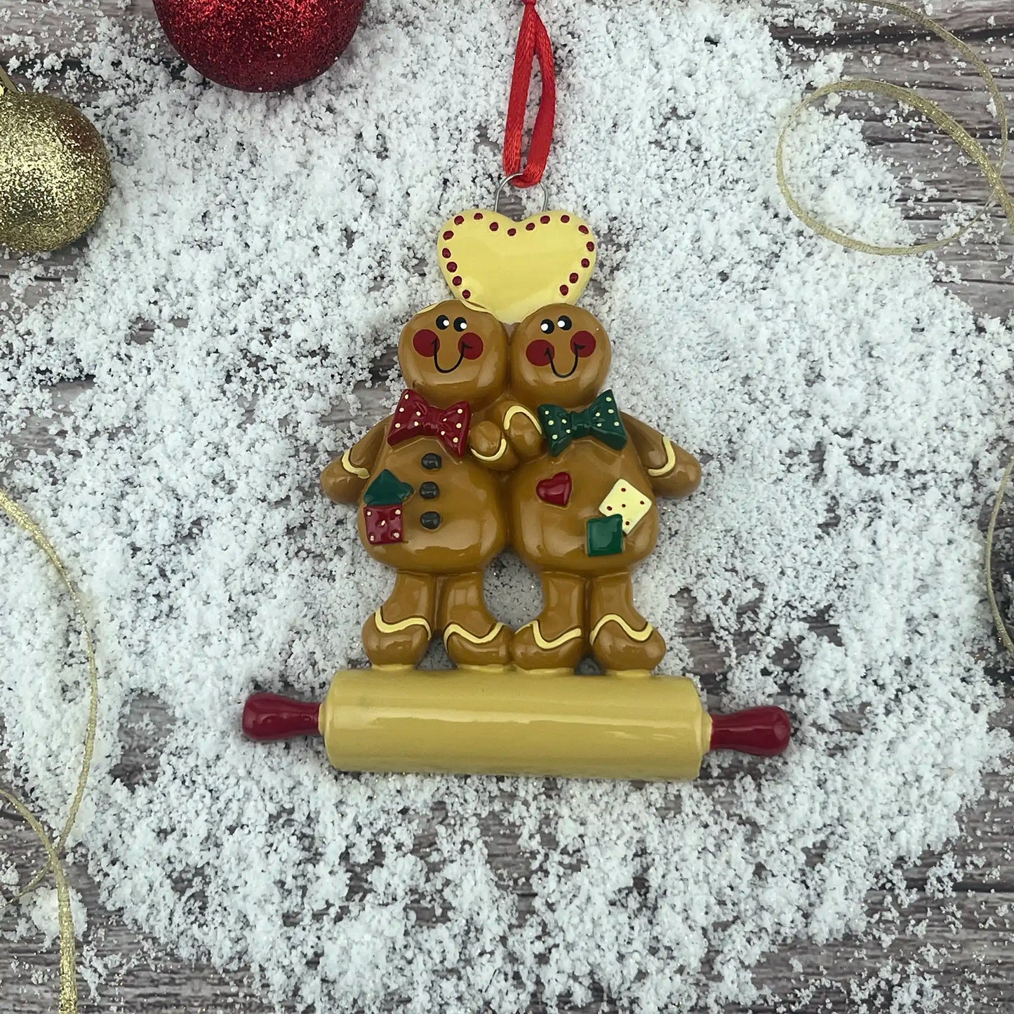 Adorno navideño de pareja de jengibre horneando 