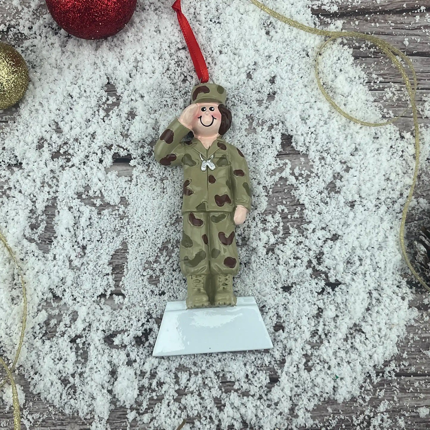 Adorno navideño de niña del ejército